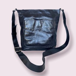 🎉 HP 🎉 HOBO “Reghan” crossbody bag in Black Vintage Hide